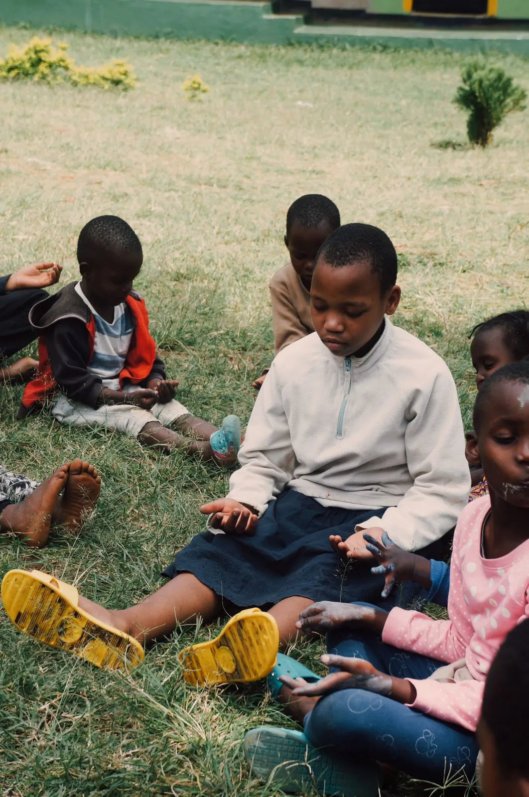 Waisenkinder in Afrika meditieren